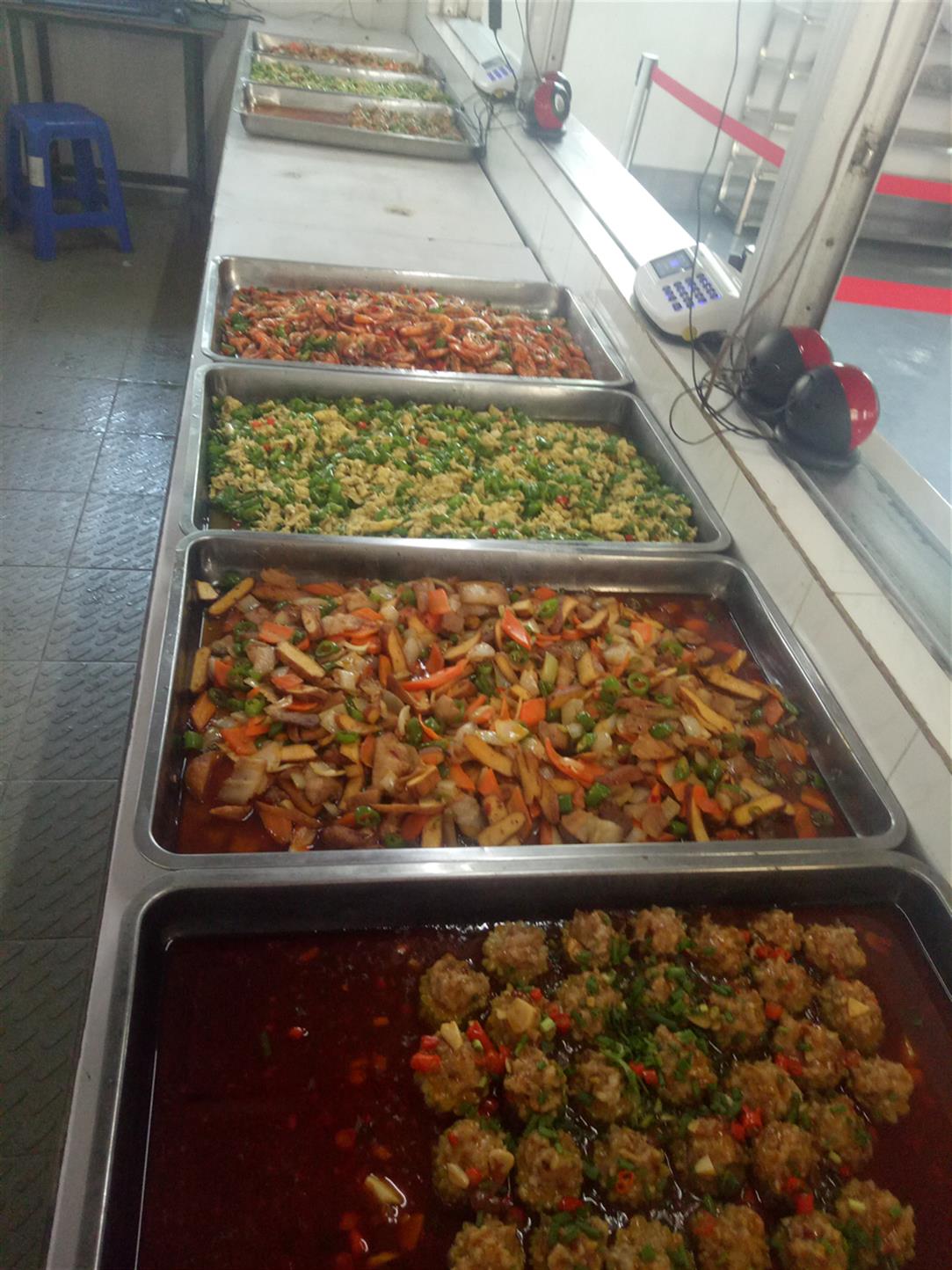 深圳工廠食堂承包服務(wù) 2公里內(nèi)高效外包與一菜一價(jià)模式
